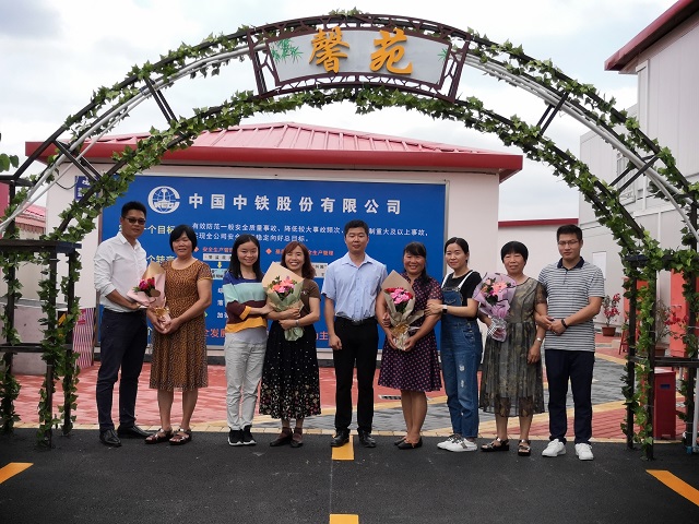 广州地铁11号线项目举行“灵动赤沙，感怀母恩”母亲节献花仪式
