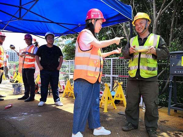 广州地铁11号线项目部开展“关爱工友 夏送清凉”活动