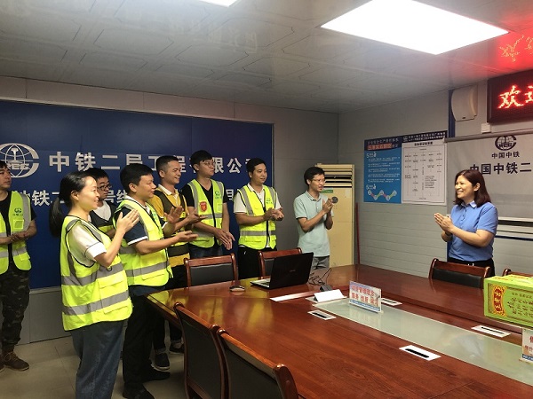 广州地铁建设事业总部工会主席刘三秀到广州地铁21号线项目慰问调研