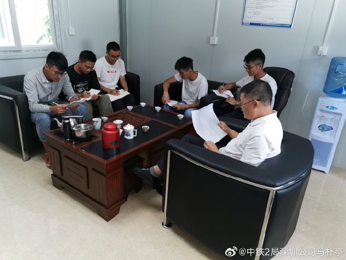 深圳公司东莞地铁项目部开展《我愿做那个送信人！》读书会