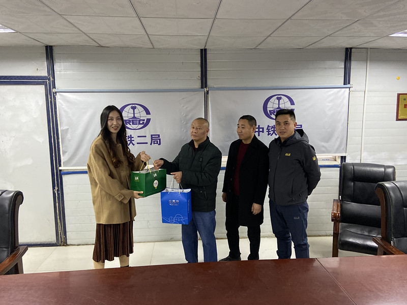 青岛分公司工会到漫悦湾慰问生病职工