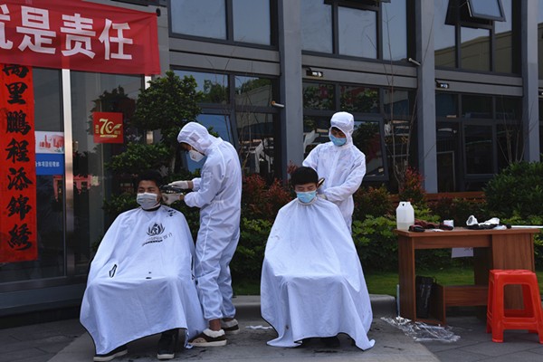 妈湾跨海通道项目开展“以爱抗疫从头开始”集中理发活动