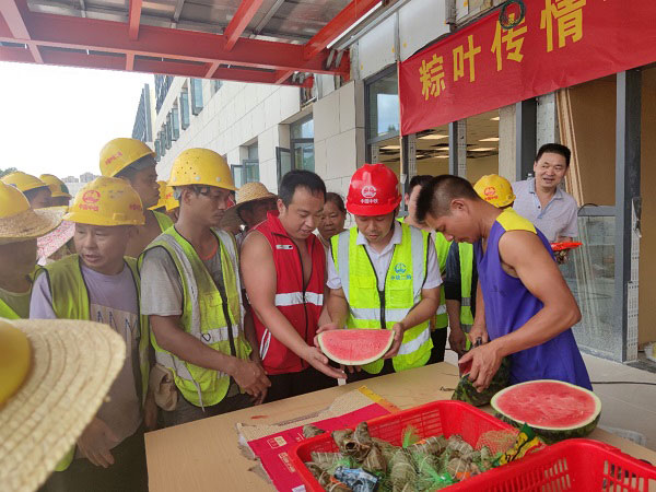 中铁二局深圳公司深圳地铁四号线项目端午慰问一线工人