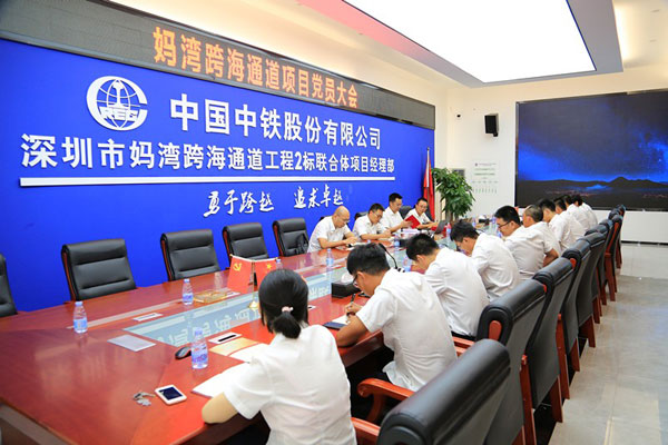 公司总会计师伍健到妈湾跨海通道项目开展抗疫保增促大干•关爱相伴送清凉活动