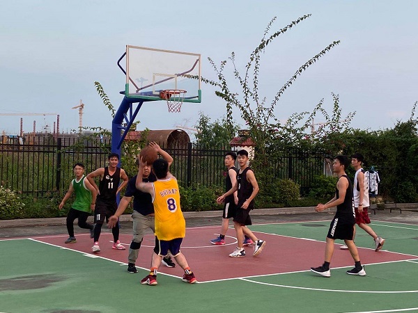 南沙大岗市政、公建配套和安置区项目部开展“双节同庆”篮球友谊赛