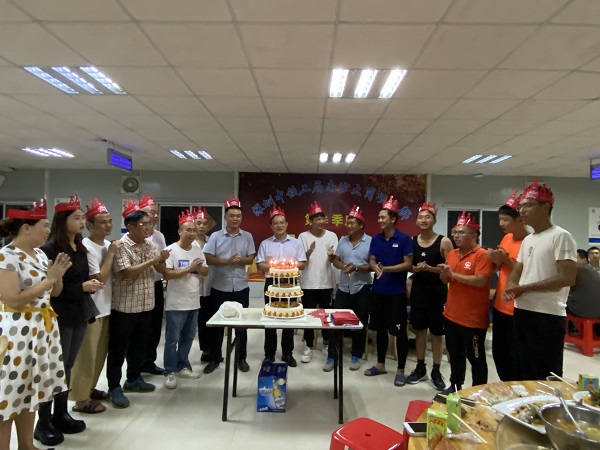 中铁二局深圳公司南沙大岗项目组织“中秋、国庆”双节同庆暨第三季度生日会