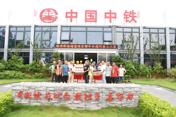 图为慰问活动人员合影_副本.jpg