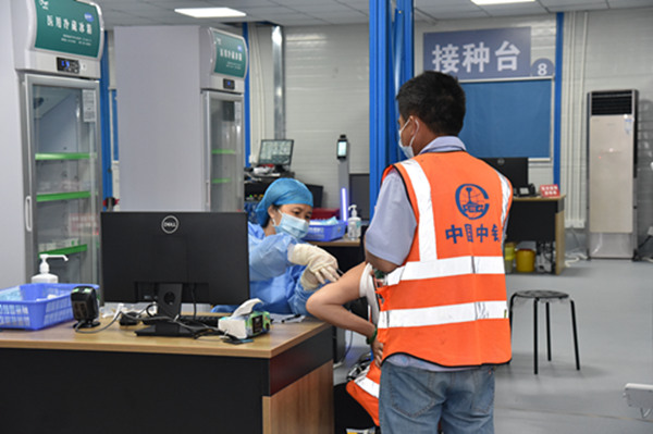 妈湾跨海通道项目与宝安区西乡蚝业社区企地共建组织务工人员集中接种新冠疫苗
