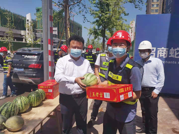 20210728招商集团西南区域副总经理曾飞一行到项目部开展送清凉活动 (2).jpg