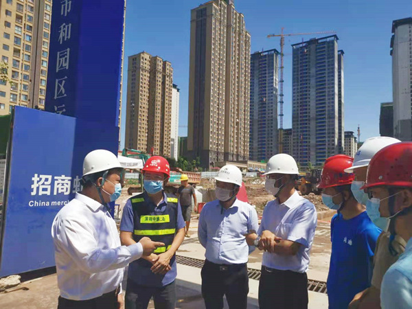 20210728招商集团西南区域副总经理曾飞一行到项目部开展送清凉活动 (5).jpg