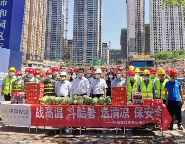 20210728招商集团西南区域副总经理曾飞一行到项目部开展送清凉活动 (1).jpg